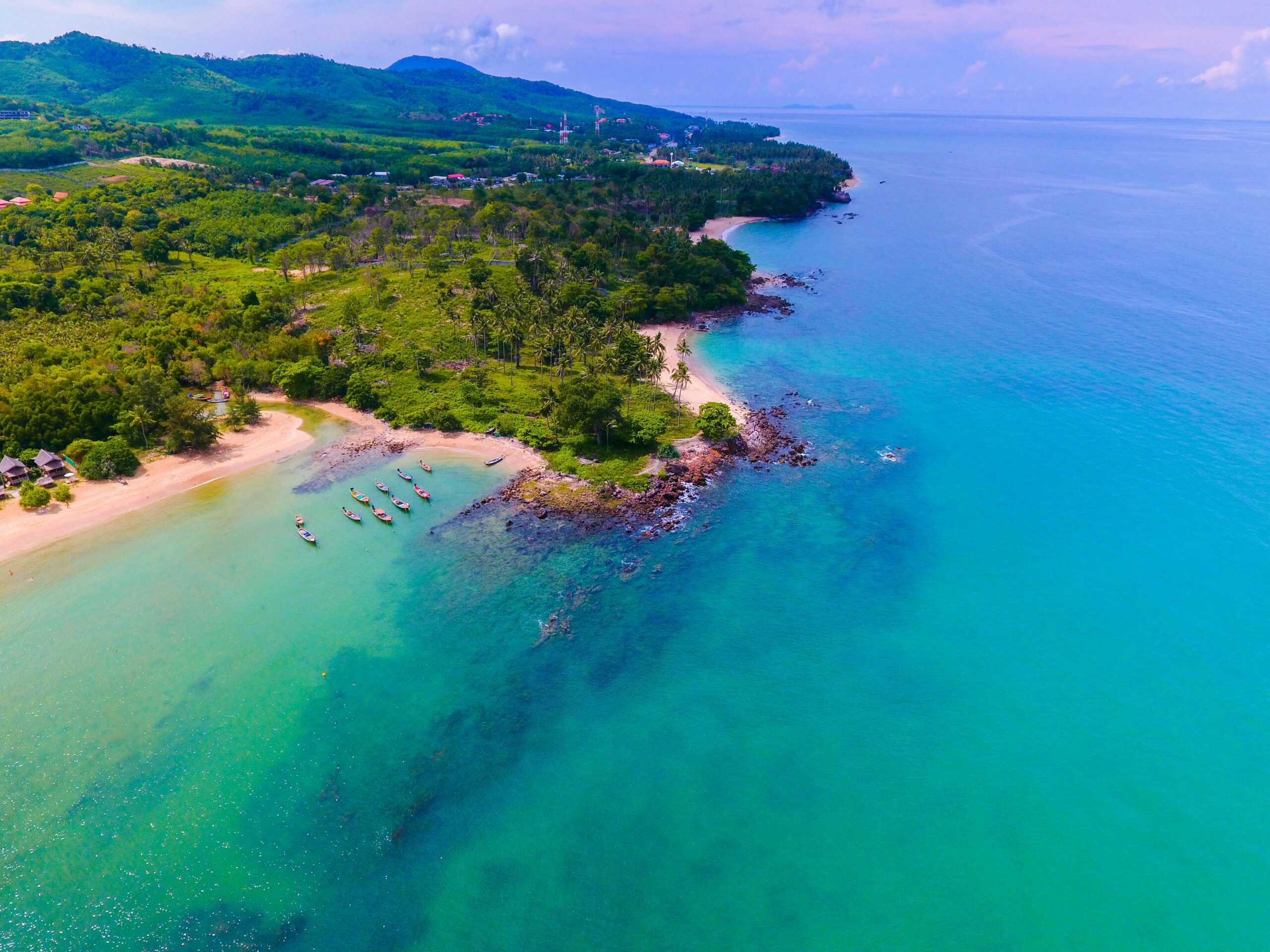 Koh Lanta strand met helderblauw water 