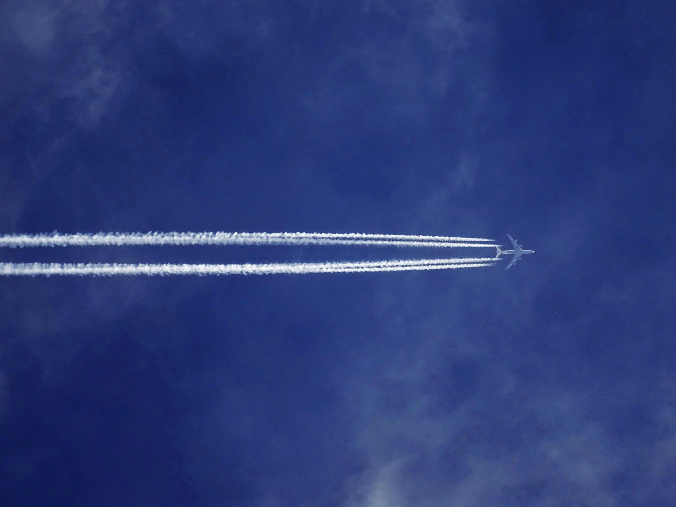 Vliegtuig door de lucht