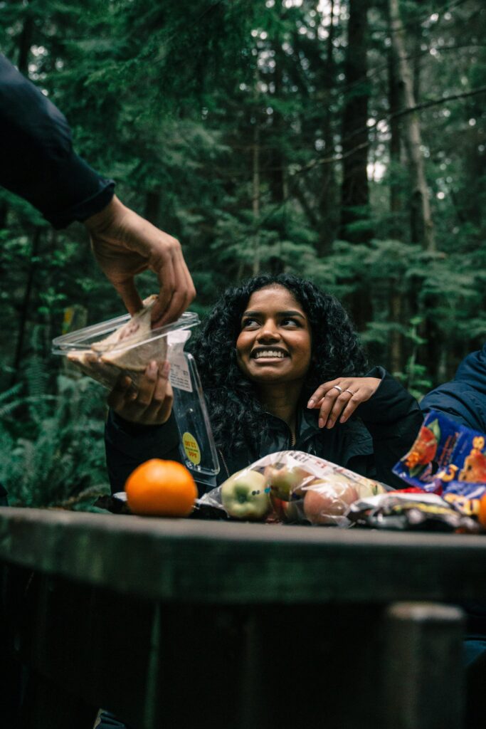 Eten tijdens wandeling in de bergen in de Dolomieten 