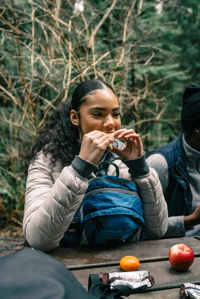 Eten tijdens wandeling in de bergen in de Dolomieten 